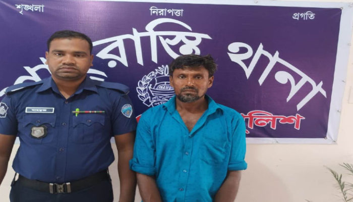 নদী থেকে অবৈধভাবে বালু উত্তোলনের দায়ে শাহরাস্তি থানা পুলিশের অভিযানে সরঞ্জামসহ একজনকে আটক