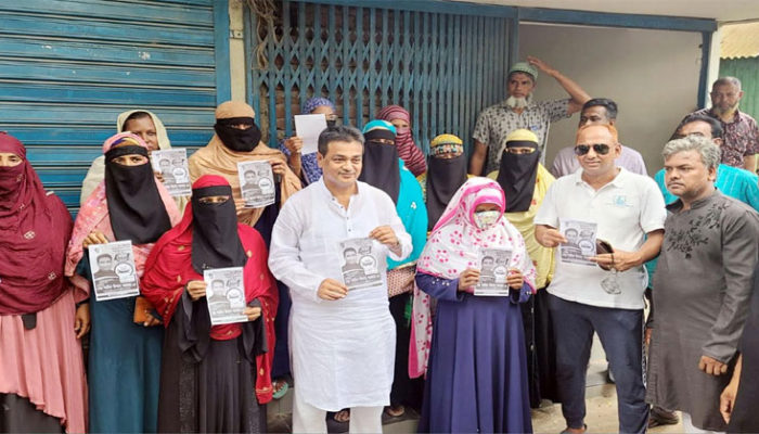 ঘরে ঘরে নৌকার ভোট চাইলেন সাবেক উপজেলা চেয়ারম্যান মিজানুর রহমান