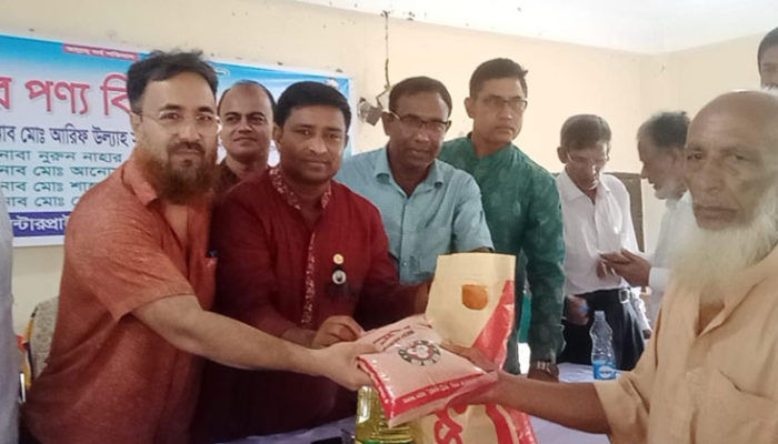 ছেংগারচর পৌরসভায় টিসিবি পণ্য বিক্রি বিতরণ