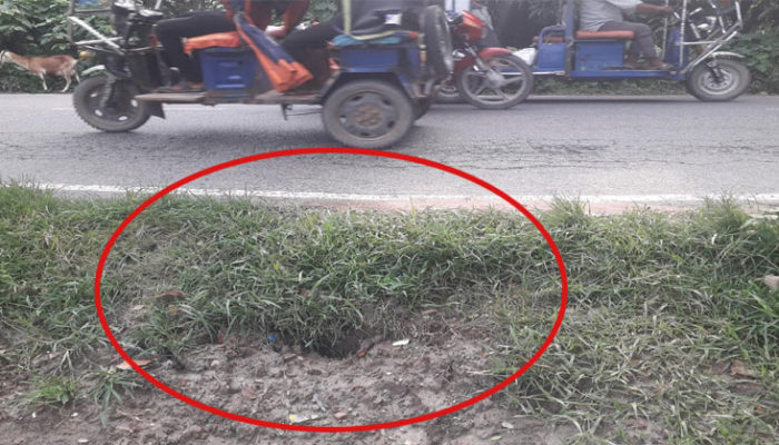 মতলব দক্ষিণে সড়ক ও জনপথের রাস্তা বোরিং করে পাইপ স্থাপন