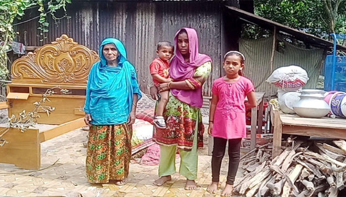 মতলব উত্তরে ঋণ পরিশোধের জন্য জোরপূর্বক বসতঘর বিক্রি : খোলা আকাশের নীচে বসবাস