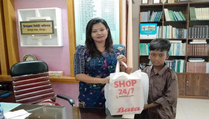 চাঁদপুরের রাব্বিকে জেলা প্রশাসনের স্কুল ড্রেসসহ বিভিন্ন সামগ্রী প্রদান