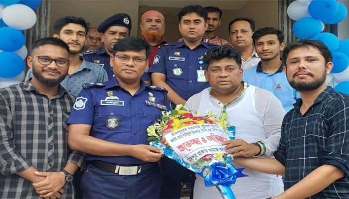 চাঁদপুরের নবাগত পুলিশ সুপারকে প্রভাত সমাজকল্যাণ সংস্থার ফুলেল শুভেচ্ছা