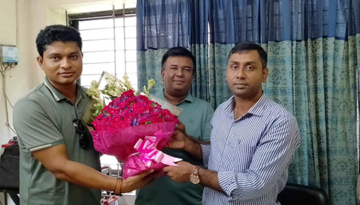 চাঁদপুর সদর উপ-সহকারী প্রকৌশলী কামরুল ইসলামকে বিদায় সংবর্ধনা