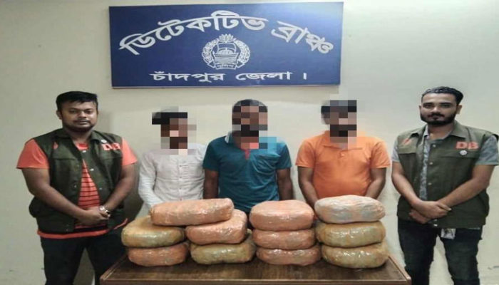 চাঁদপুরে ডিবি পুলিশের অভিযানে ২২ কেজি গাঁজা ১ টি মাইক্রোবাস সহ ৩ মাদক ব্যবসায়ীকে আটক