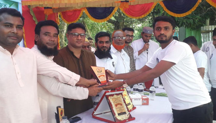 সাংবাদিক মোজাম্মেল প্রধান হাসিবকে প্রবাসী মানব কল্যাণ ফাউন্ডেশনের সম্মাননা স্মারক প্রদান
