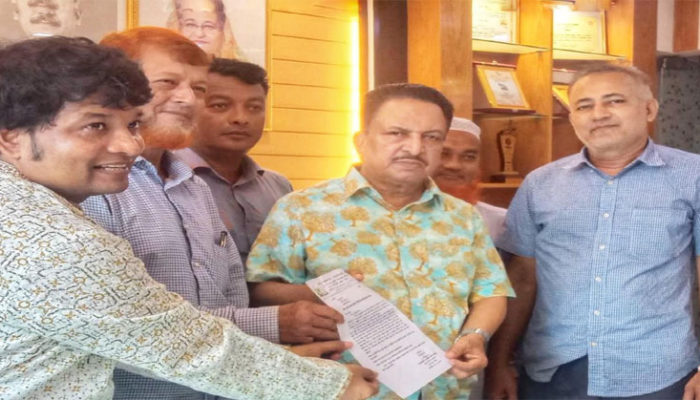 শাহরাস্তি পৌর মেয়রের সাথে কৃষ্ণপুর মহল্লার উন্নয়নে মতবিনিময় 
