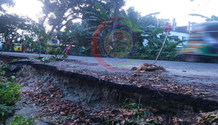 ভয়াবহ ভাঙনে চাঁদপুর-কুমিল্লা আঞ্চলিক সড়ক