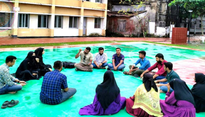 মুক্তিযুদ্ধের ইতিহাস জানতে চাঁসক মাঠে প্রথম আলো বন্ধুসভার পাঠচক্র