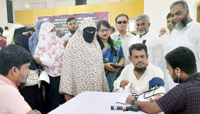 ফরিদগঞ্জে শোক দিবস উপলক্ষে চক্ষু রোগীকে চিকিৎসা সেবা