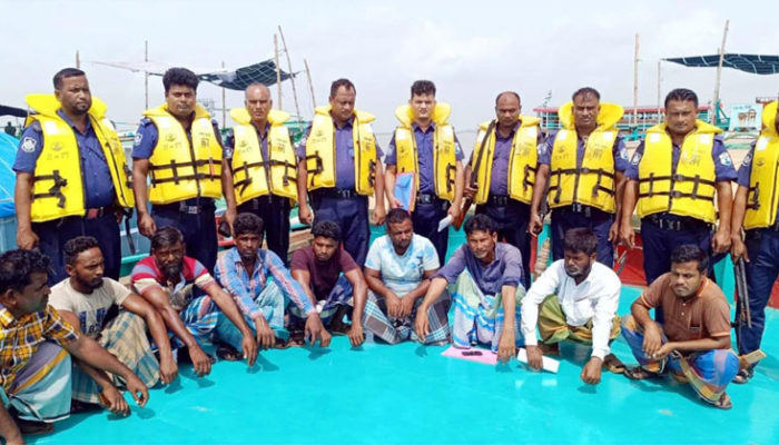 চাঁদপুরের মেঘনায় নয় বাল্কহেড জব্দ, নয়জন আটক
