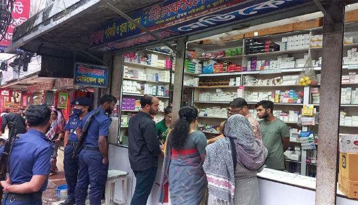 চাঁদপুর শহরে ভ্রাম্যমাণ আদালতের অভিযানে ৪ প্রতিষ্ঠানকে জরিমানা