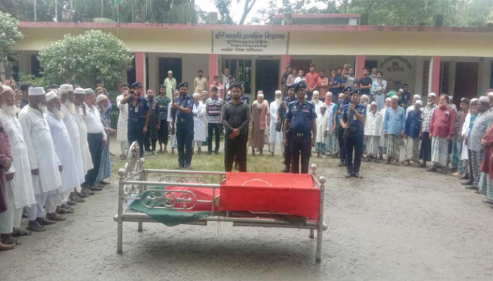 ফরিদগঞ্জে রাষ্ট্রীয় মর্যাদায় বীর মুক্তিযোদ্ধার দাফন সম্পন্ন