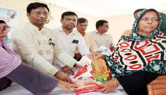ছেংগারচর পৌরসভায় টিসিবি পণ্য বিক্রি বিতরণ