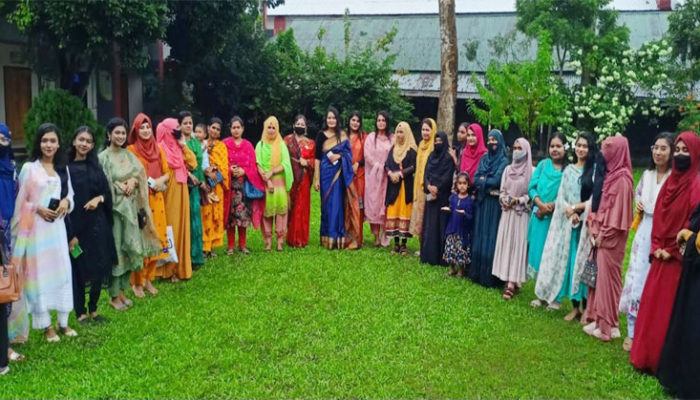 চাঁদপুরে ‘বিজয়ী’র উদ্যোগে শোক সভা ও অসহায়দের মাঝে খাবার বিতরণ