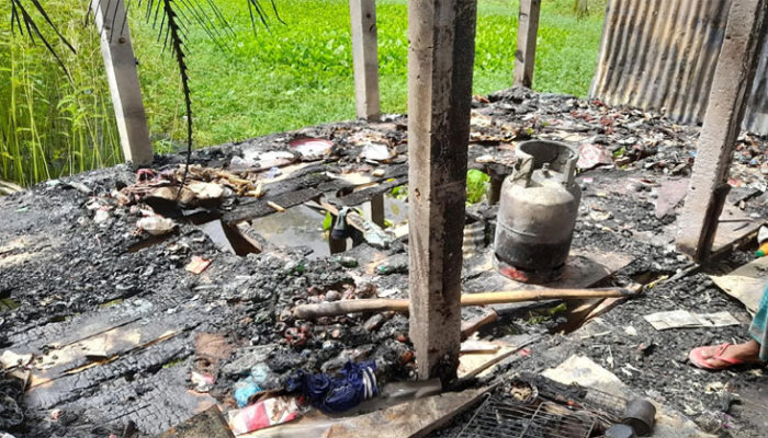 মতলব দক্ষিণে ক্ষুদ্র ব্যবসায়ীর মুদি দোকান পুড়ে ছাই দুইলক্ষ টাকার ক্ষয়ক্ষতি