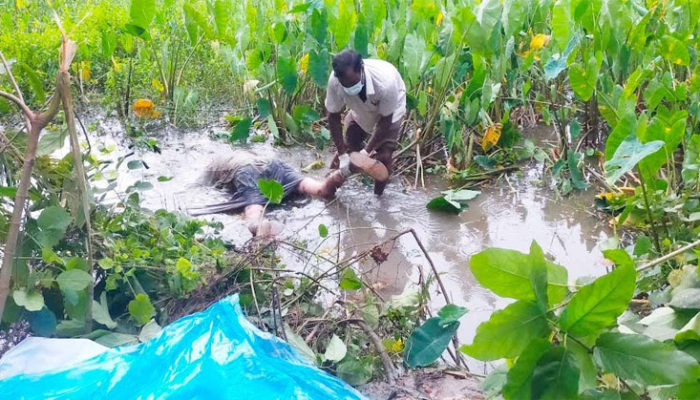 ফরিদগঞ্জে পরিত্যক্ত জমি থেকে বৃদ্ধার লাশ উদ্ধার