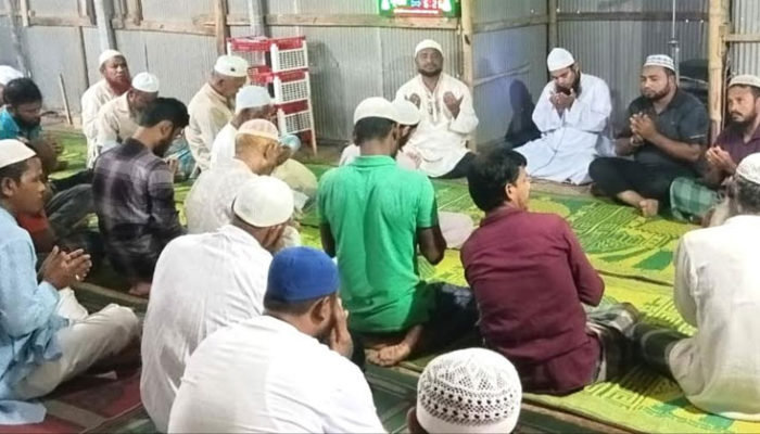 খালেদা জিয়া ও নেতাকর্মীদের সুস্থতা কামনায় শাহমাহমুদপুরে যুবদল নেতা কুসুমের উদ্যোগে দোয়া