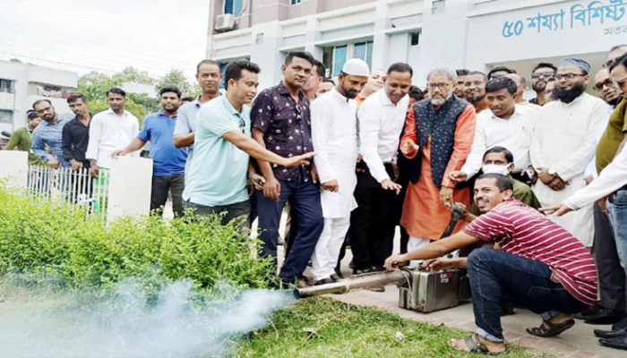মতলব উত্তরে ডেঙ্গু প্রতিরোধে মশা নিধন স্প্রে কার্যক্রমের উদ্বোধন