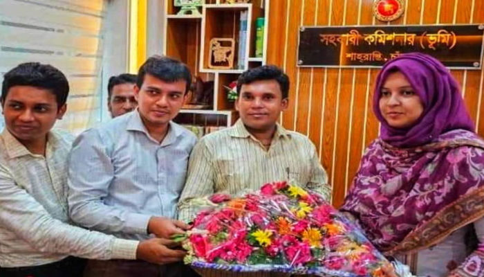 শাহরাস্তিতে রাজস্ব প্রশাসনের ৩ কর্মকর্তার বিদায় সম্বর্ধনা