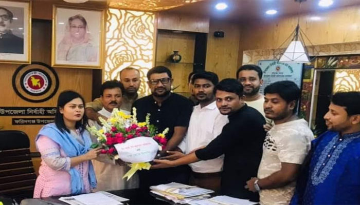 ফরিদগঞ্জে সিআইপি জালাল আহমেদের পক্ষে নবাগত ইউএনওকে ফুলেল শুভেচ্ছা