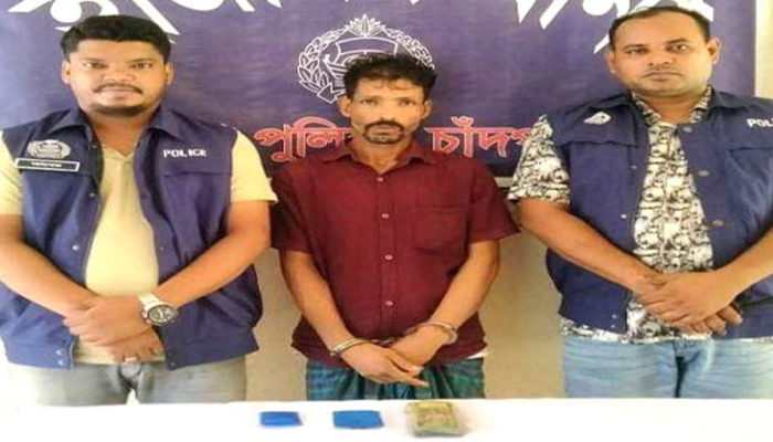 হাজীগঞ্জের বাকিলায় ২১ মামলার আসামী গান্ধী জাকির ইয়াবাসহ আটক