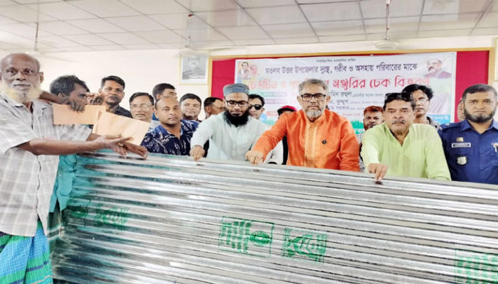 মতলব উত্তরে দুঃস্থ অসহায় পরিবারের মাঝে ডেউটিন ও গৃহ নির্মাণের চেক বিতরণ