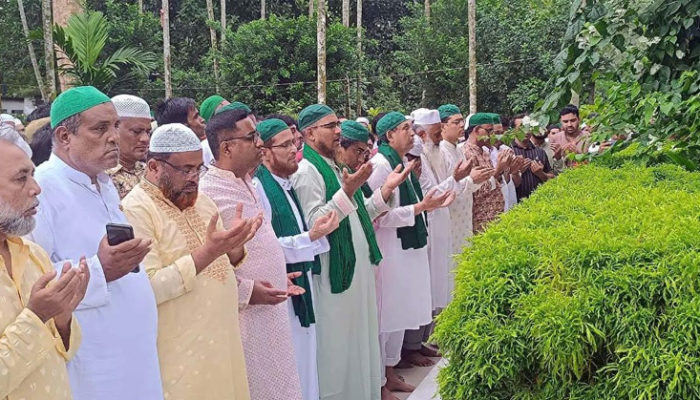 কর্মী-সমর্থক ও রাজনৈতিক নেতৃবৃন্দ নিয়ে মাজার জিয়ারত করলেন মায়া চৌধুরী