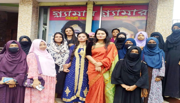 চাঁদপুরে বিজয়ীর উদ্যোগে ফ্রি এ্যালিগেন্ট পার্টি মেকওভার প্রশিক্ষন