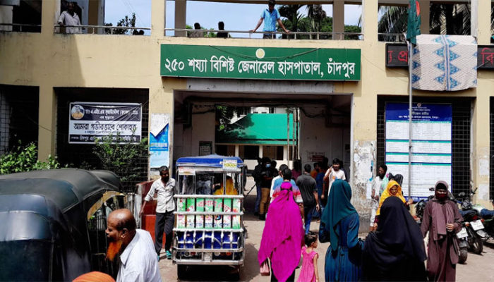 চাঁদপুর হাসপাতালে কমিশনখোর দালাল ভরসা করে ঠকছে রোগীরা, সেবা বঞ্চিত হচ্ছে সাধারণ মানুষ