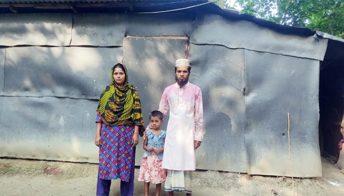মতলব উত্তরে একটা ঘরের জন্য একটি পরিবারের আকুতি