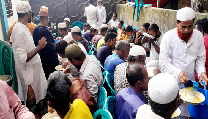 প্রতি শুক্রবার চাঁদপুরে ৩ শতাধিক অসহায়দের মাঝে খাবার আয়োজন করে আয়াত ফাউন্ডেশন