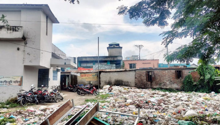 যত্রতত্র বর্জ্য-আবর্জনা : বাড়ছে ডেঙ্গুর শঙ্কা