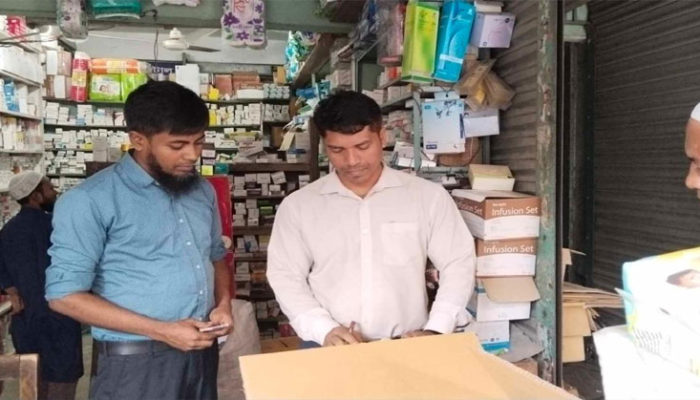 শাহরাস্তিতে ভোক্তা অধিকারের অভিযানে ২টি ঔষধ দোকানিকে ২৫ হাজার টাকা দন্ড