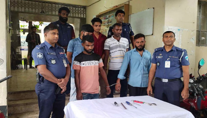 দিনের বেলায় হাজীগঞ্জে বাসার তালা ভেঙ্গে চুরির ঘটনায় চোর চক্রের ৫ সদস্য আটক