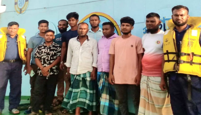 রাতের আঁধারে মেঘনা নদীতে বালুকাটার সময় মা ফাতেমা ড্রেজার সহ ৯ জন আটক