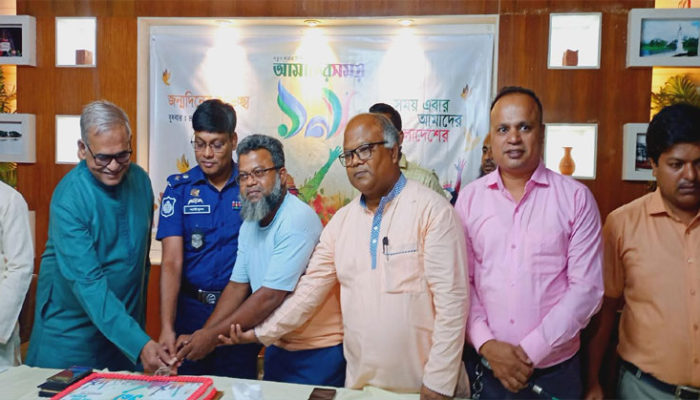 ১৮ পেরোলো ‘দৈনিক আমাদের সময়’ প্রতিষ্ঠাবার্ষিকী উপলক্ষে চাঁদপুরে কেককাটা ও সভা