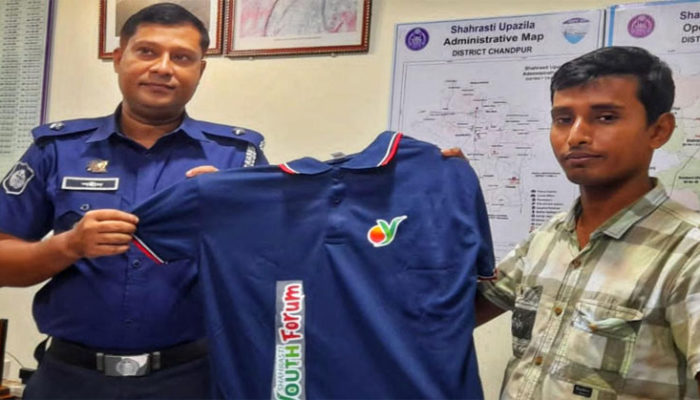 শাহরাস্তিতে ইউথ ফোরামের পোলো টি শার্টের লোগো উন্মোচন করলেন ওসি মোহাম্মদ শহীদ হোসেন