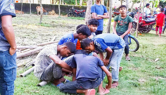 বিপদগামী হচ্ছে উঠতি বয়সের কিশোর-তরুণরা, মোবাইলে আসক্ত টিনেজাররা