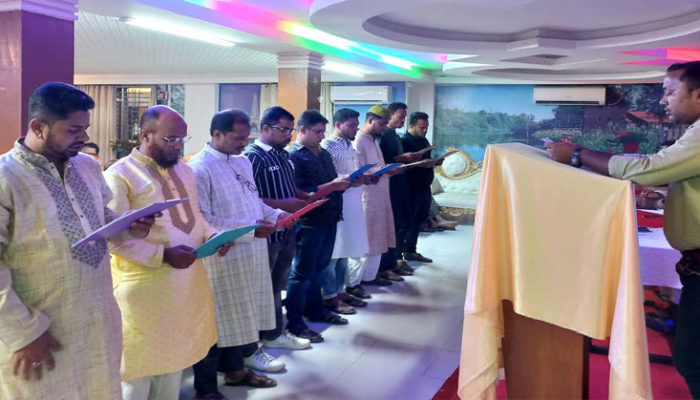 হাজীগঞ্জ বাজার টাইলস্ ও স্যানেটারী ব্যবসায়ী সমিতির নির্বাচিত সদস্যদের শপথ গ্রহণ 