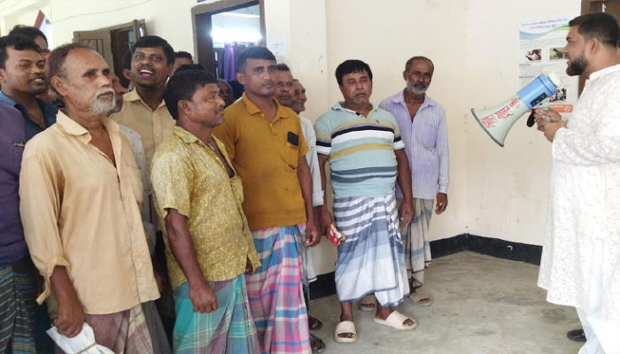 রামপুর ইউনিয়নে জেলে ও দু:স্থ মহিলাদের মাঝে চাল বিতরণ