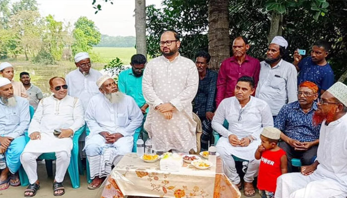 মতলব উত্তরে দুইটি মসজিদে শিল্পপতি এম ইসফাক আহসানের অনুদান প্রদান