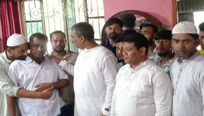 শাহমাহমুদপুরে অসুস্থ বিএনপি নেতার শয্যাপাশে জেলা বিএনপির সভাপতি মানিক