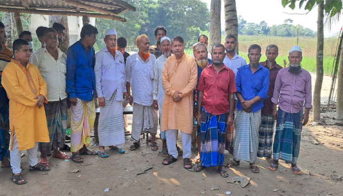 সাধারন মানুষের সাথে আওয়ামী লীগের মনোনায়ন প্রত্যাশী বোরহানের কুশল বিনিময়