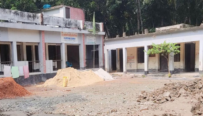 মতলব উত্তরে বিদ্যালয়ের জমি দখল করে ভবন নির্মাণ : বাউন্ডারি নির্মাণে জটিলতা