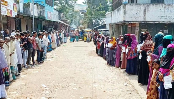 ফরিদগঞ্জে চেয়ারম্যানের দূর্নীতি ও অনিয়মের অভিযোগ! এলাকাবাসীর মানববন্ধন