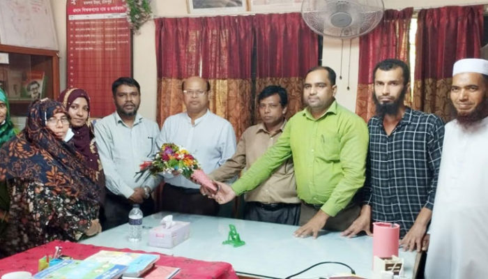 মতলব উত্তর নবাগত শিক্ষা অফিসারকে ফুলেল শুভেচ্ছা
