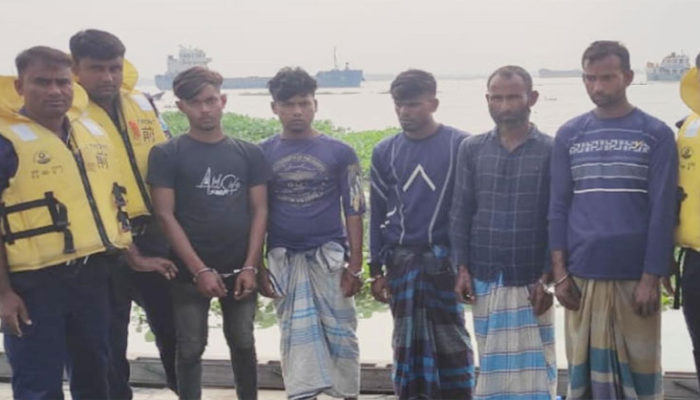মতলব উত্তরে মোহনপুর নৌপুলিশের অভিযানে ৫ জেলে আটক