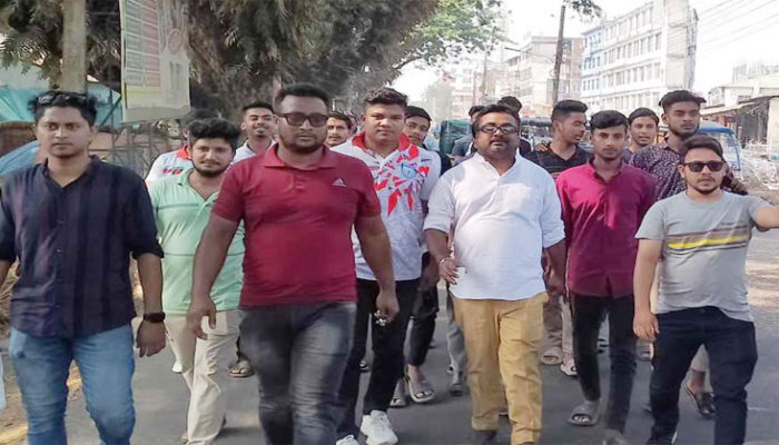 চাঁদপুরে কবির চৌধুরীর নের্তৃত্বে যুবলীগের সড়কে অবস্থান