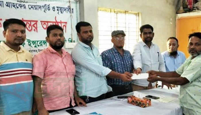কচুয়ায় আল-বারাকা ইসলামী বীমার মৃত্যুদাবী ও মেয়াদপূর্তি চেক বিতরণ